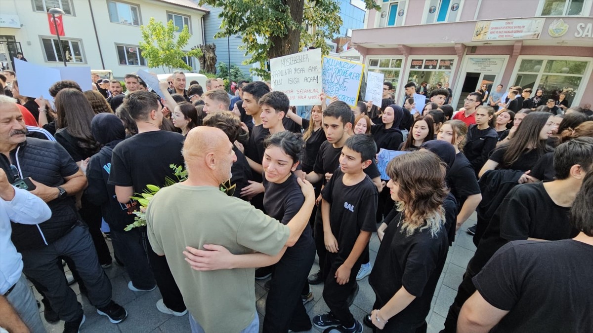 Sakarya'nın Sapanca ilçesinde bir öğretmenin darbedildiği olaya ilişkin gözaltına alınan 2 zanlı...