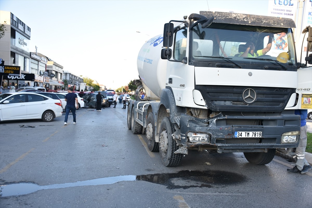 Sakarya'nın Serdivan ilçesinde beton mikserinin park halindeki otomobile çarpması sonucu 5 araç...