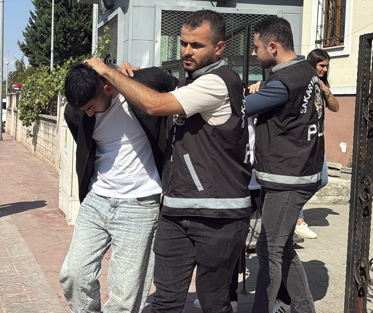 Sakarya'nın Serdivan ilçesinde çıkan silahlı kavgada 1 kişi yaşamını yitirdi. Gözaltına alınan...