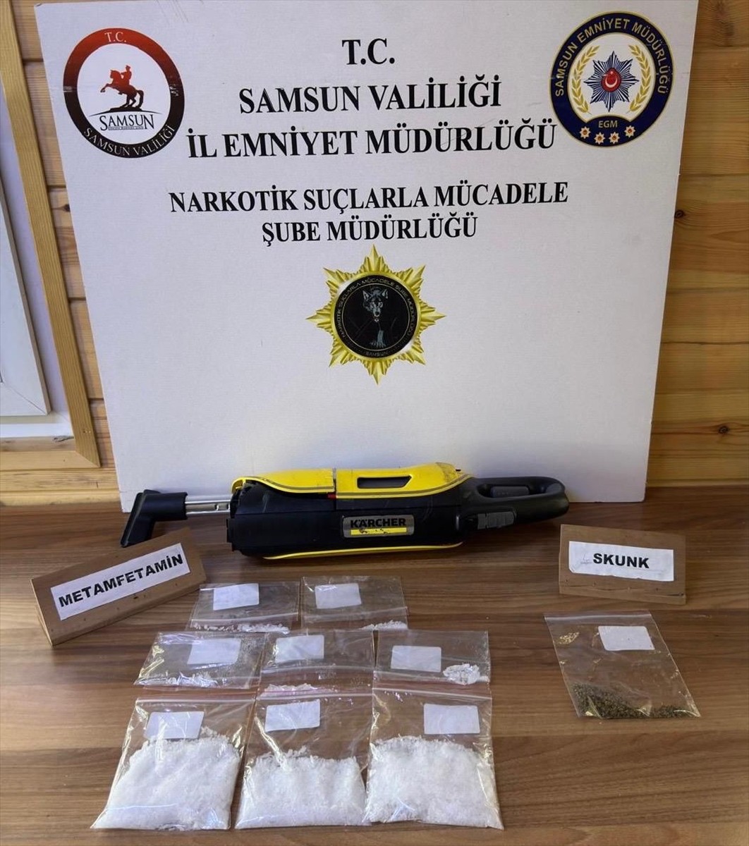 Samsun'da bir araçtaki elektrikli süpürgenin içerisinde narkotik dedektör köpeği "Pera"nın...