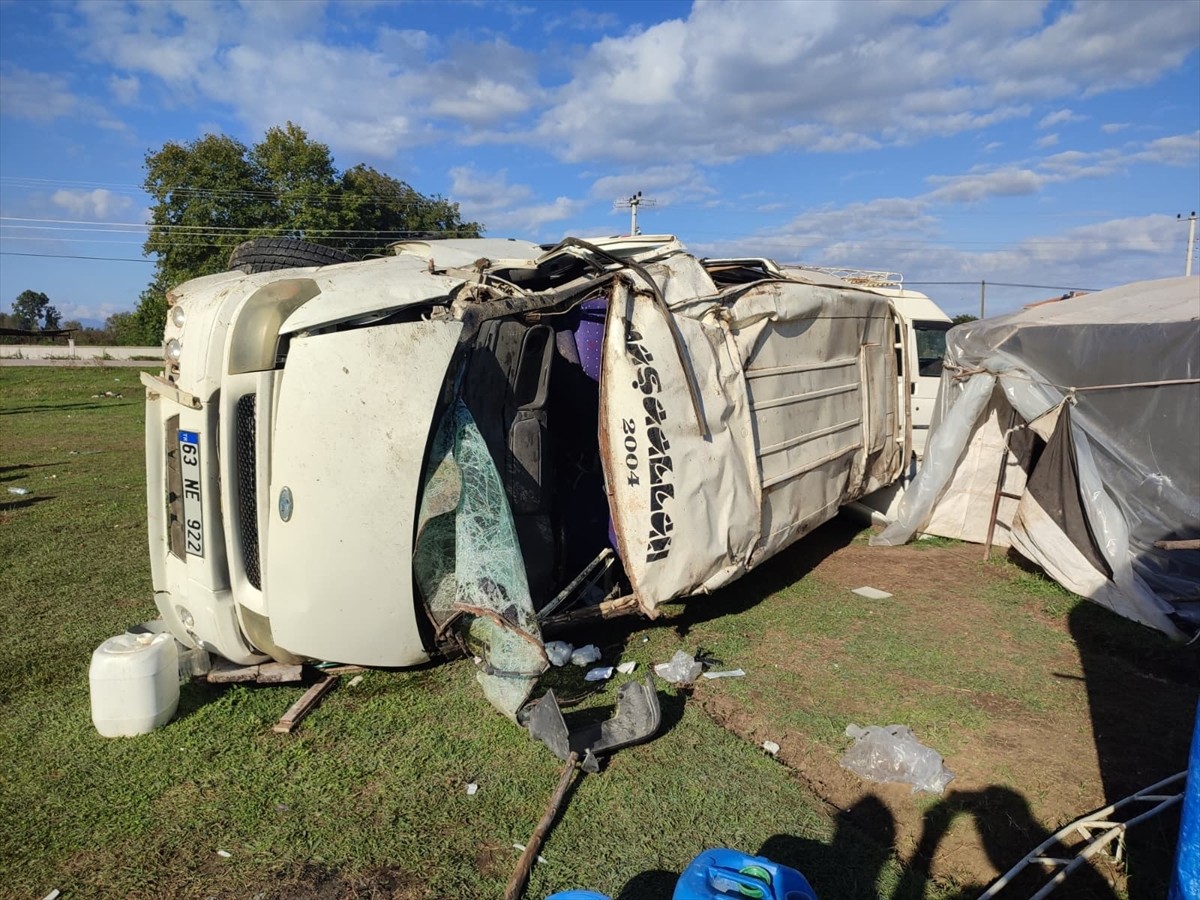 Samsun'un Çarşamba ilçesinde minibüsün devrilmesi sonucu bir kişi hayatını kaybetti, bir kişi ağır...