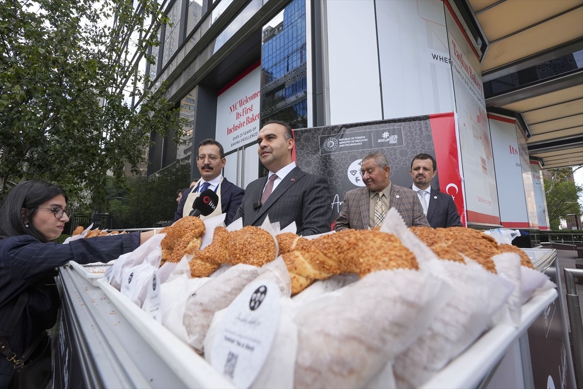 Sanayi ve Teknoloji Bakanı Mehmet Fatih Kacır (sol 2), Cumhurbaşkanı Recep Tayyip Erdoğan'ın eşi...