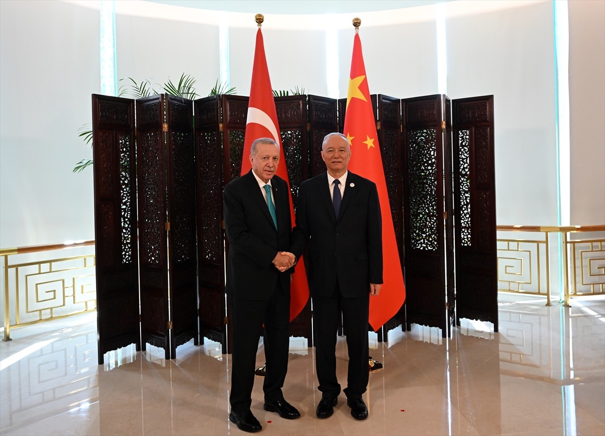 Şanghay İşbirliği Örgütünün 25. Devlet Başkanları Konseyi Zirvesi için bulunduğu Çin'in Tiencin...