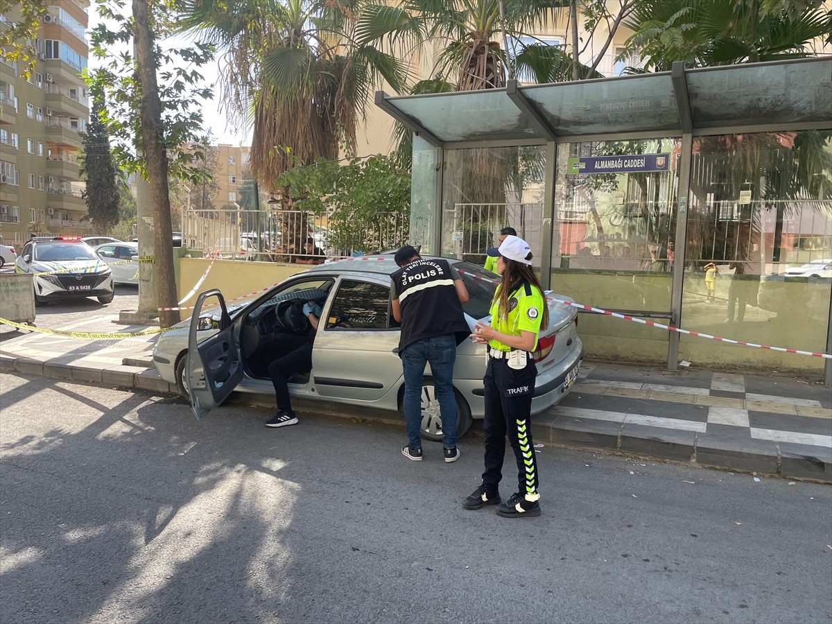 Şanlıurfa'nın Haliliye ilçesinde otomobilin durakta bekleyen anne ve çocuklarına çarpması sonucu 1...