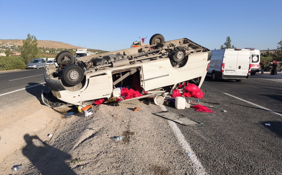 Şanlıurfa'nın Karaköprü ilçesinde tarım işçilerini taşıyan minibüsün devrilmesi sonucu 19 kişi...