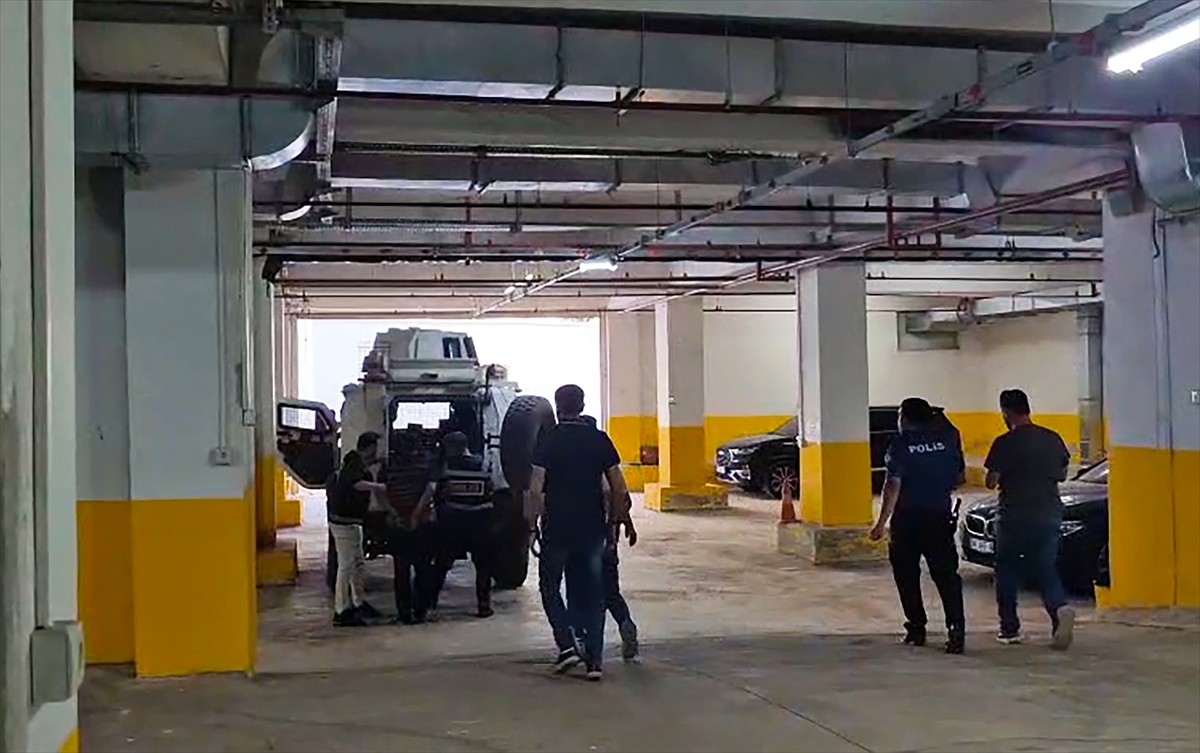 Şanlıurfa'nın Siverek ilçesinde eniştesi Mehmet Buğdaycı'yı öldürdüğü iddiasıyla aranan M.B....