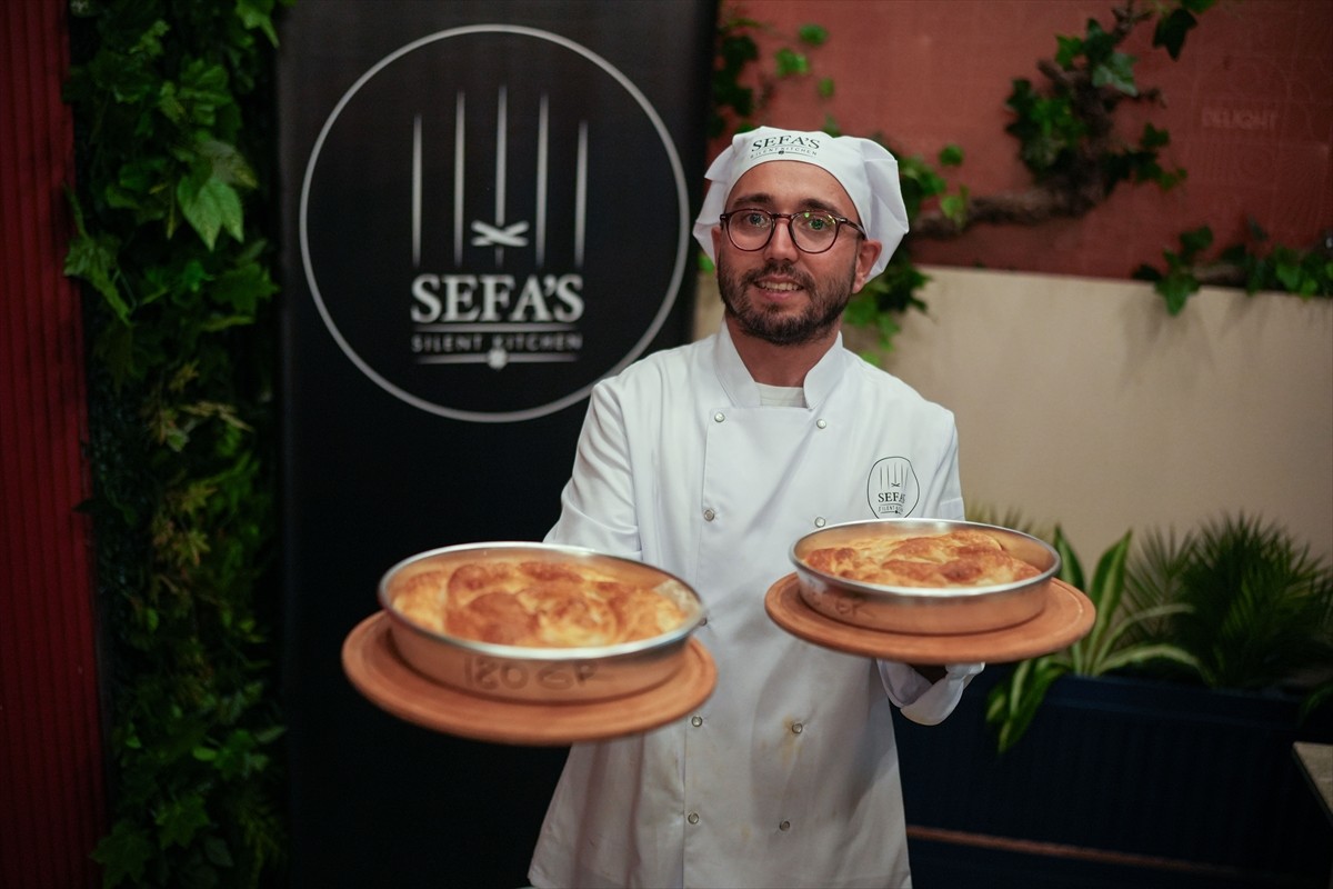 Sessiz mutfağında kendi tarifiyle börek ve pastalar yapan işitme engelli şef Sefa Barış...