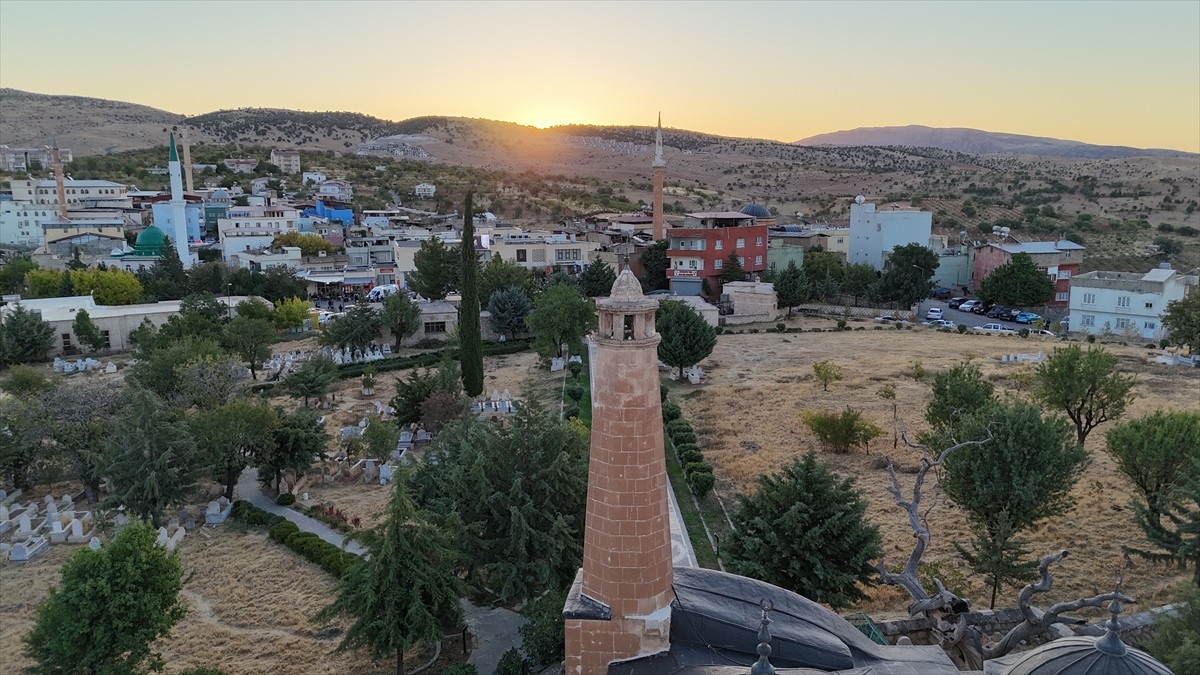 Siirt'in Tillo ilçesinde 261 yıl önce İbrahim Hakkı Hazretleri'nin yaptırdığı ışık düzeneğiyle...