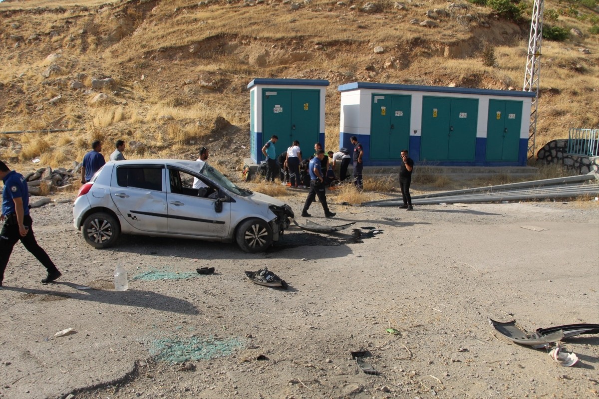 Şırnak'ta kontrolden çıkarak refüje çarpan araçta anne ve bebeği ağır yaralandı. Yaralılar...