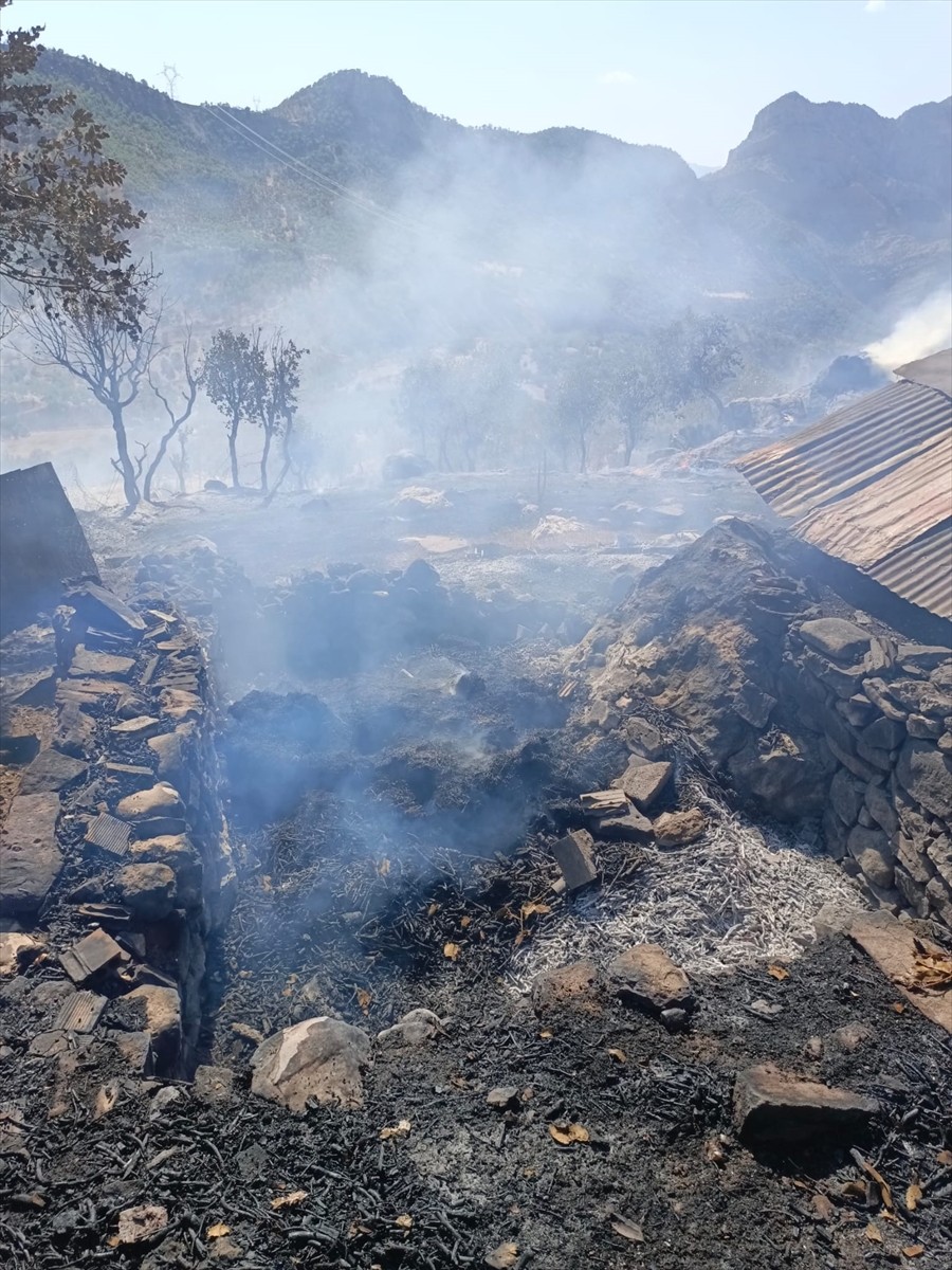 Şırnak'ta samanlık ve ahırda çıkan yangın itfaiye ekipleri tarafından söndürüldü.