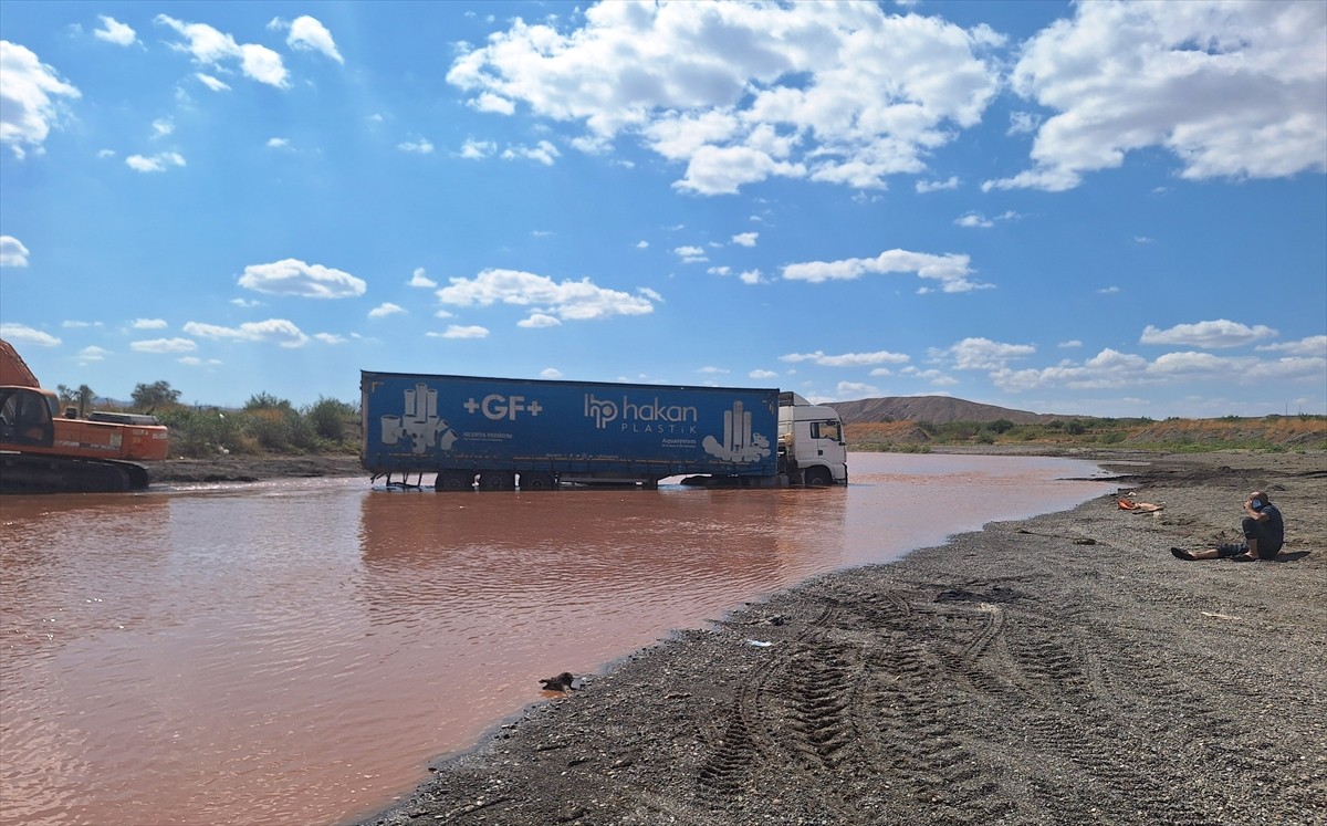 Sivas'ın Hafik ilçesinde Kızılırmak Nehri yatağında kuma saplanan saman yüklü tır 2 gün sonra...