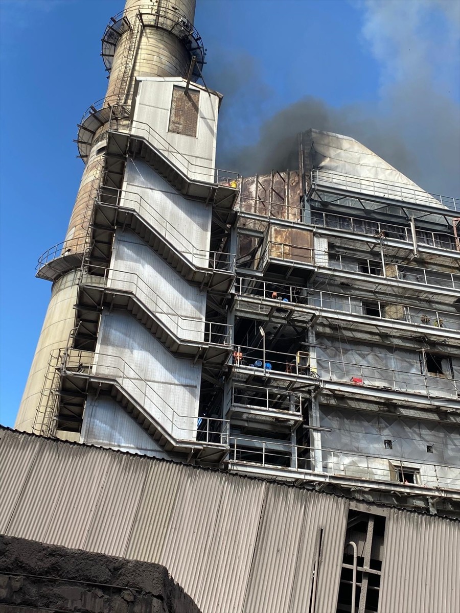 Sivas'ın Kangal ilçesinde, Kangal Termik Santrali'nin bacasında henüz belirlenemeyen bir nedenle...