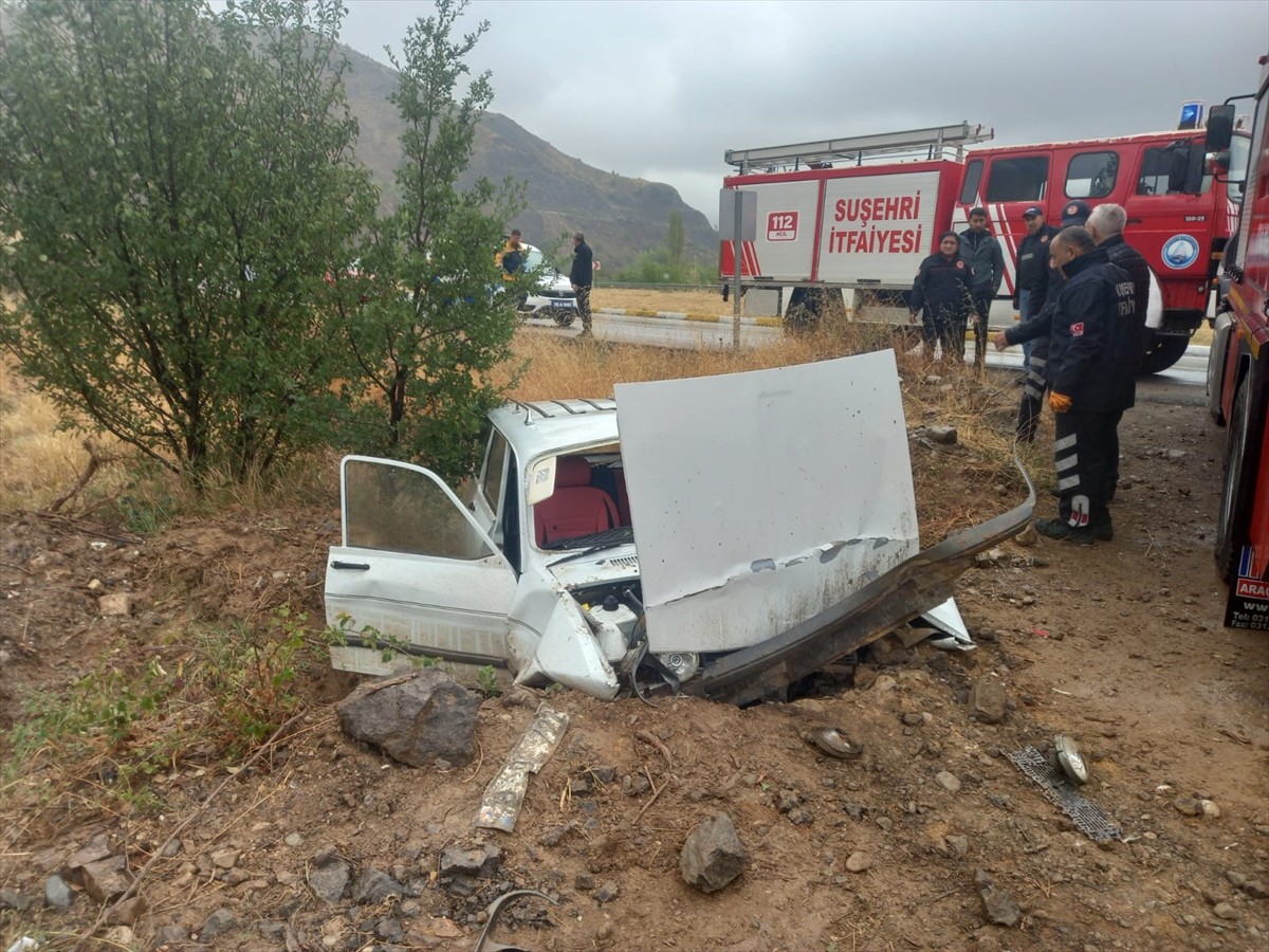 Sivas'ın Koyulhisar ilçesinde otomobilin şarampole devrilmesi sonucu 2 kişi yaralandı. İhbar...