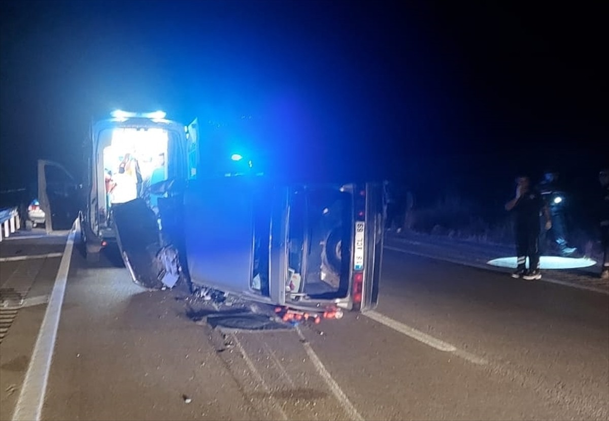 Sivas'ın Suşehri ilçesinde iki otomobil ve bir traktörün karıştığı zincirleme kazada 10 kişi...