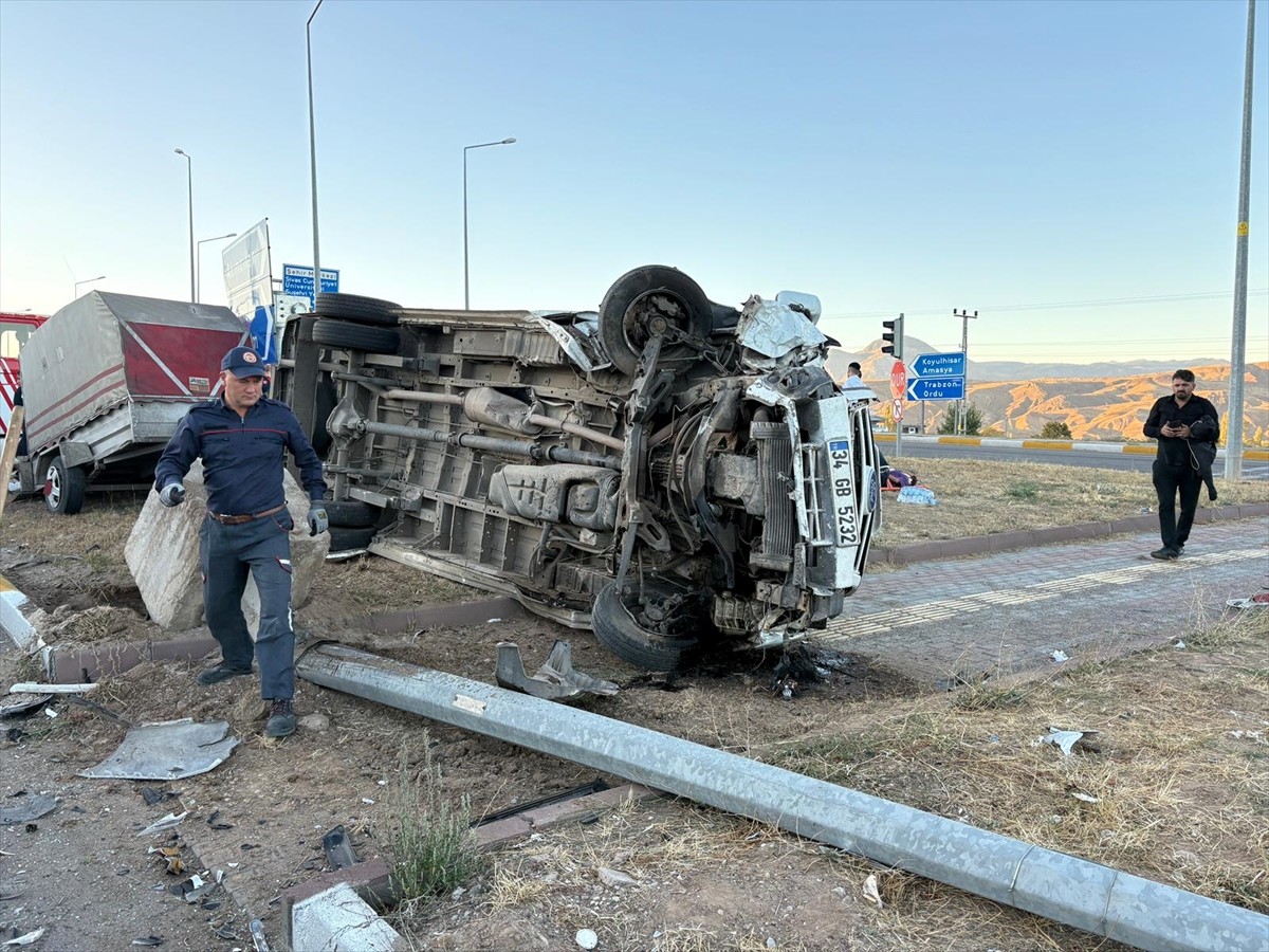 Sivas'ın Suşehri ilçesinde otomobille çarpıştıktan sonra devrilen minibüsteki 15 tarım işçisi...