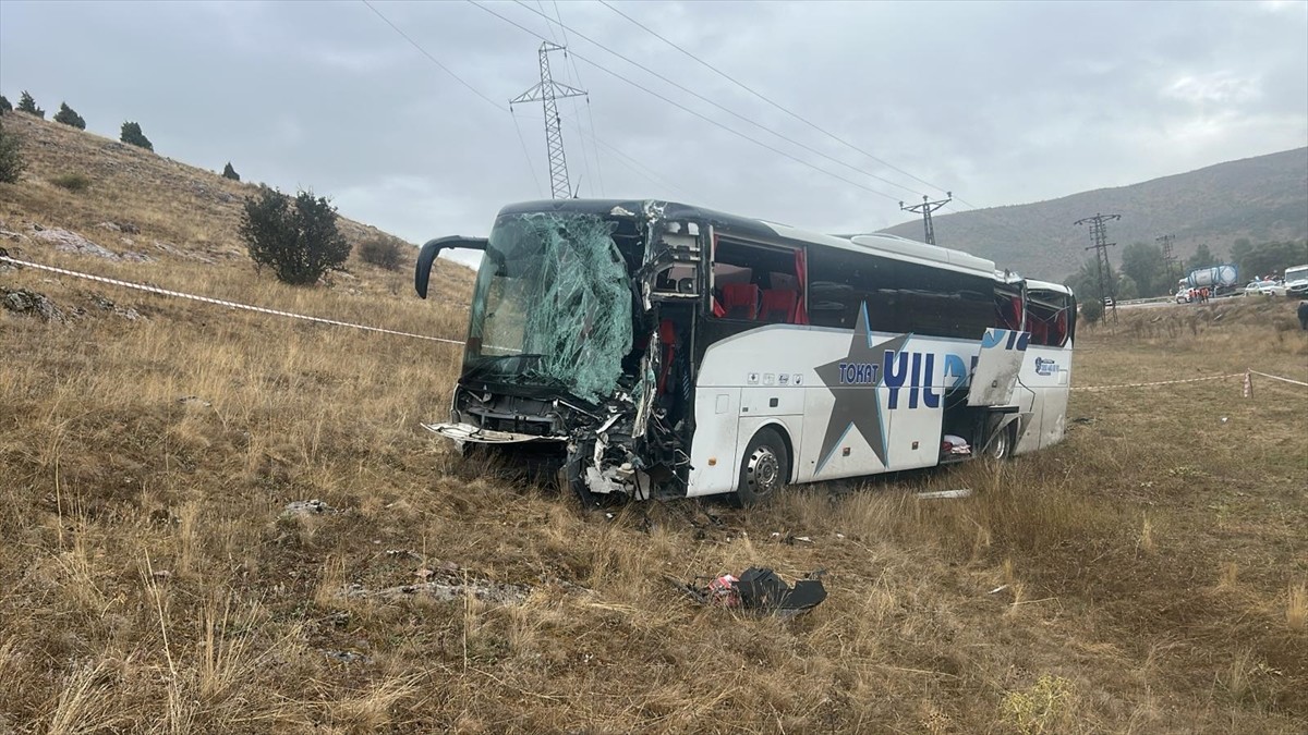 Sivas'ın Yıldızeli ilçesinde, yolcu otobüsü ile tırın çarpışması sonucu ilk belirlemelere göre 20...