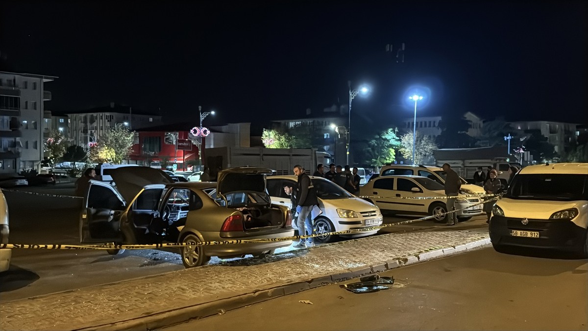 Sivas'ta park halindeki bir otomobilde yaşanan patlamada 3 çocuktan 1'i öldü, 2'si yaralandı....