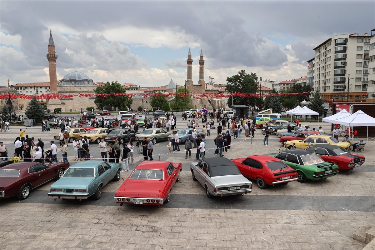 Sivas Kongresi'nin 106. yıl dönümü etkinlikleri kapsamında Klasik Otomobil Fuarı açıldı.