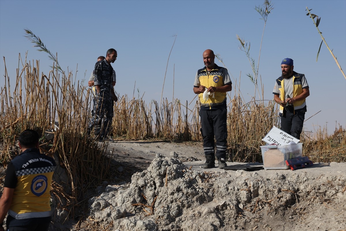 Suriye'nin başkenti Şam'ın Ateybe bölgesinde dün tespit edilen toplu mezardan 75 kişiye ait ceset...
