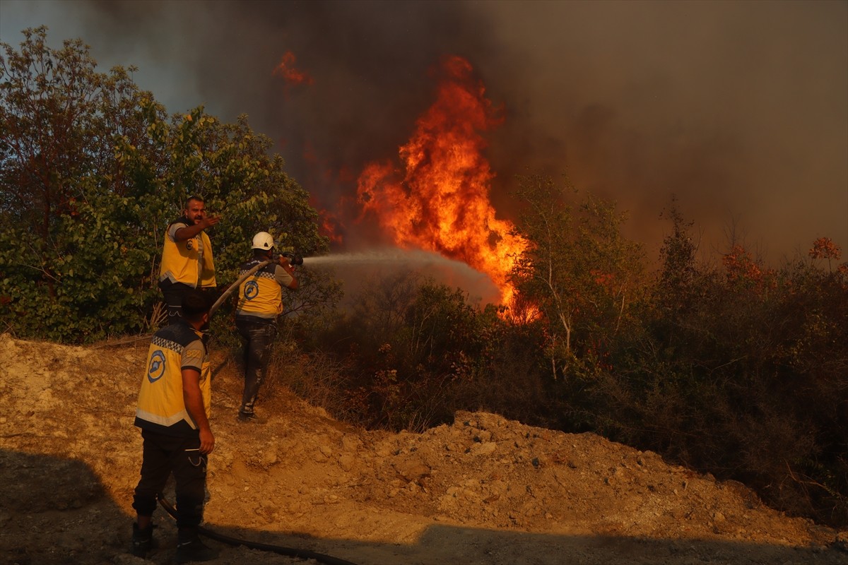 Suriye'nin kuzeybatısında yer alan Lazkiye iline bağlı Bayırbucak bölgesinde 2 gündür devam eden...