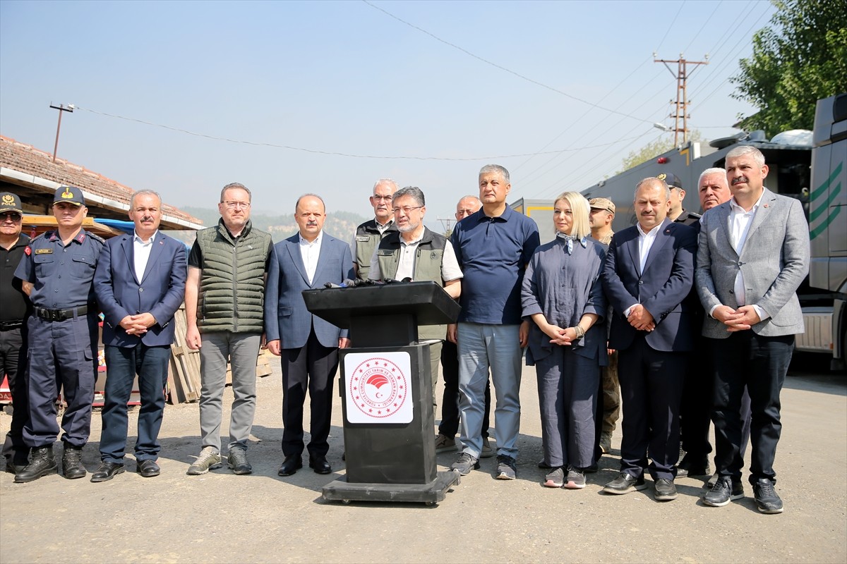 Tarım ve Orman Bakanı İbrahim Yumaklı, orman yangınlarına ilişkin Karabük'ün Safranbolu ilçesine...