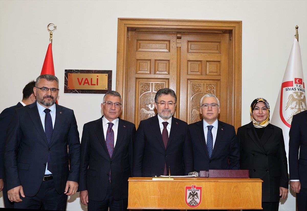 Tarım ve Orman Bakanı İbrahim Yumaklı (ortada), Sivas'ta çeşitli programlara katıldı. Yumaklı...