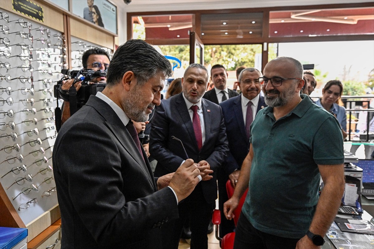 Tarım ve Orman Bakanı İbrahim Yumaklı, "Türkiye Yüzyılı Buluşmaları" kapsamında Şile'de esnaf...