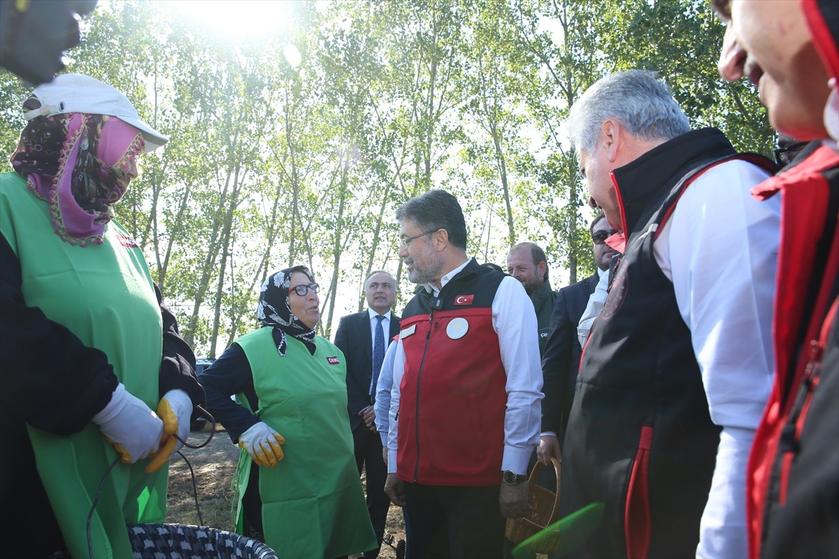 Tarım ve Orman Bakanı İbrahim Yumaklı, Sakarya'nın Arifiye ilçesinde bulunan Başak Traktör...