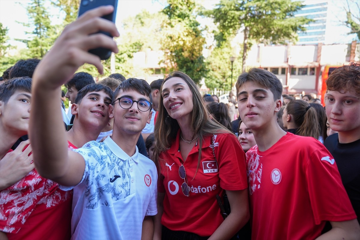 Tayland'ın başkenti Bangkok'da düzenlenen 2025 FIVB Dünya Şampiyonası'nda gümüş madalya kazanan A...