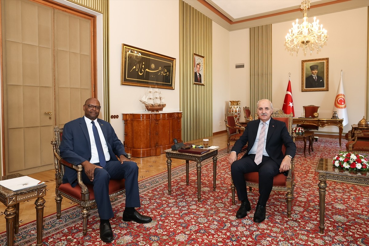 TBMM Başkanı Numan Kurtulmuş, Zimbabve'nin Ankara Büyükelçisi Alfred Mutiwazuka'yı kabul...