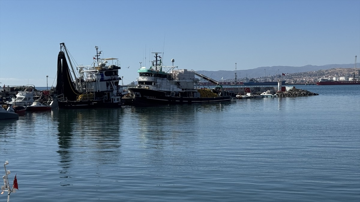 Tekirdağ'da 2 gündür süren poyrazın etkisini yitirmesiyle deniz ulaşımı normale döndü.