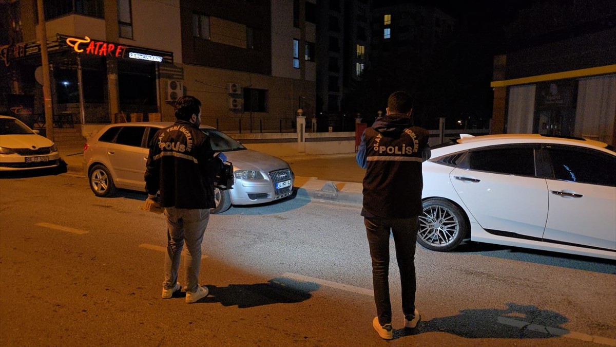 Tekirdağ'ın Çerkezköy ilçesinde trafikte çıkan tartışmada aracından havaya ateş açan sürücü...