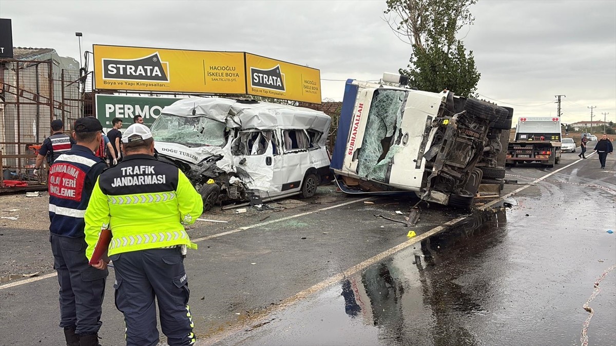 Tekirdağ'ın Ergene ilçesinde işçileri taşıyan minibüs ile kamyonun çarpışması sonucu 3 kişi...