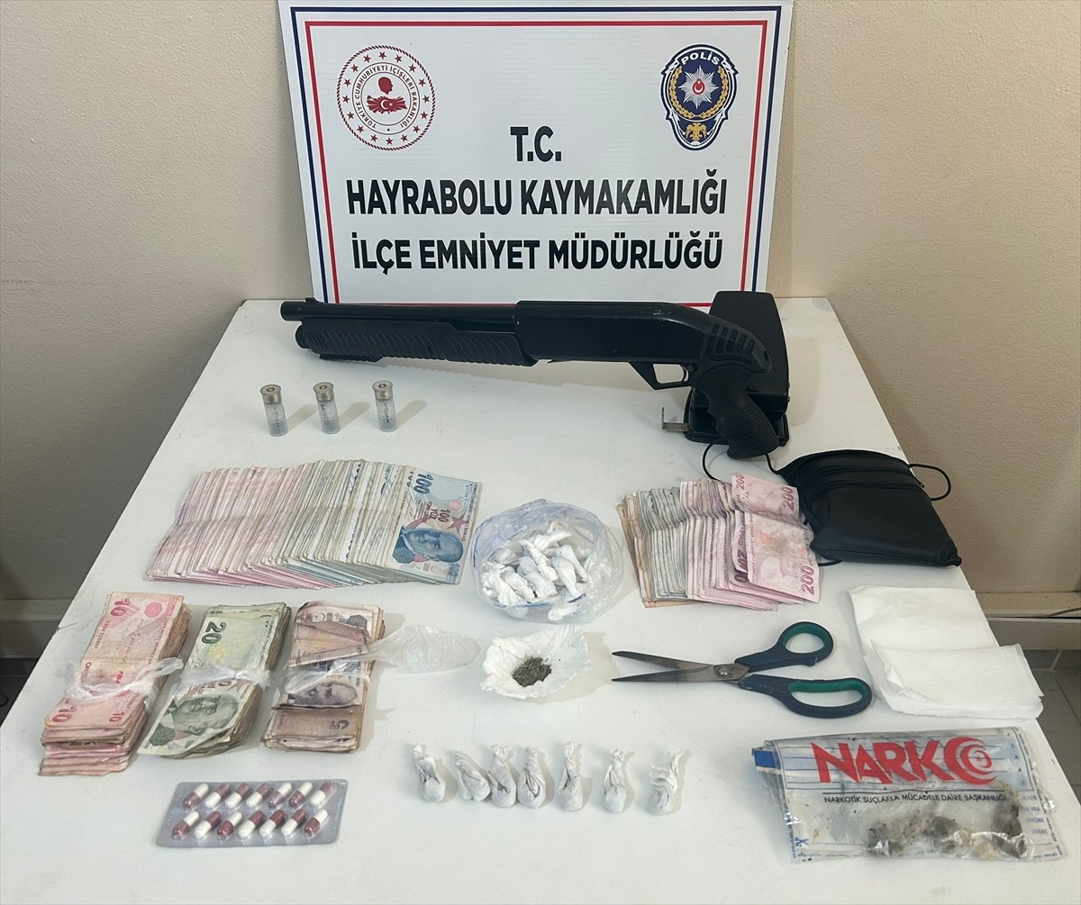 Tekirdağ'ın Hayrabolu ilçesinde düzenlenen uyuşturucu operasyonunda 7 kişi gözaltına alındı....