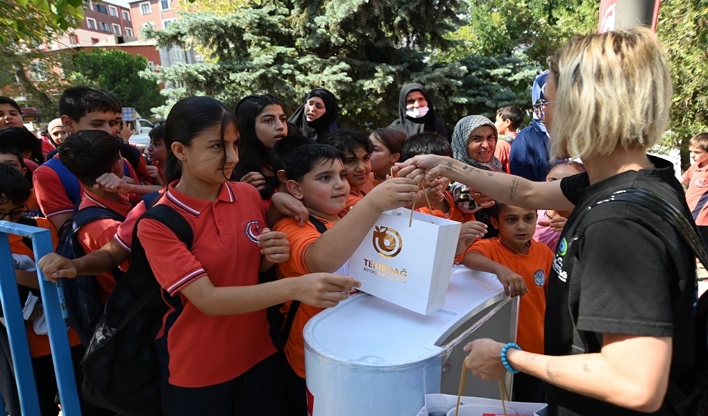 Tekirdağ ve Arnavutköy'den Eğitim Desteği: Kırtasiye ve 15.000 TL