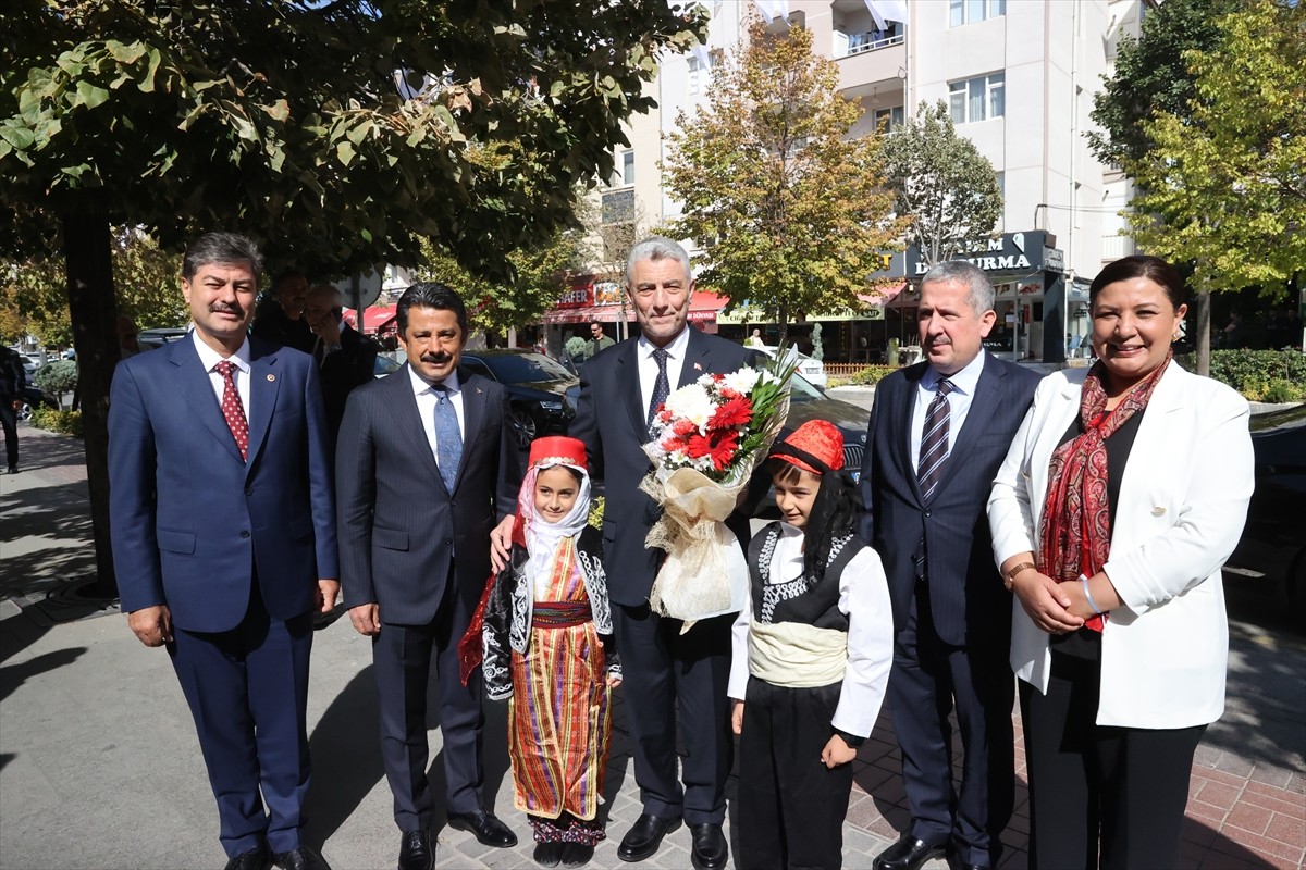 Ticaret Bakanı Ömer Bolat (sağ 3), çeşitli temasları kapsamında geldiği Kırşehir'de Vali Murat...