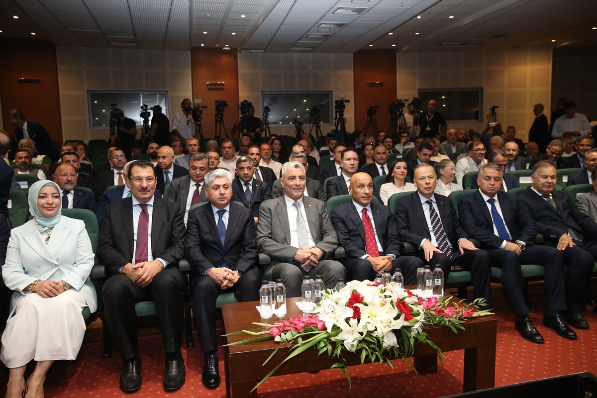 Ticaret Bakanı Ömer Bolat (sol 4), Sakarya Ticaret ve Sanayi Odası'nda düzenlenen toplantıya...