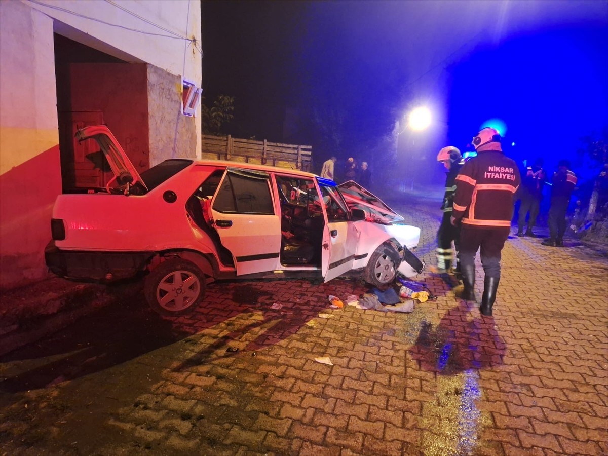 Tokat'ın Niksar ilçesinde park halindeki traktörün römorkuna çarpan otomobilin sürücüsü yaşamını...
