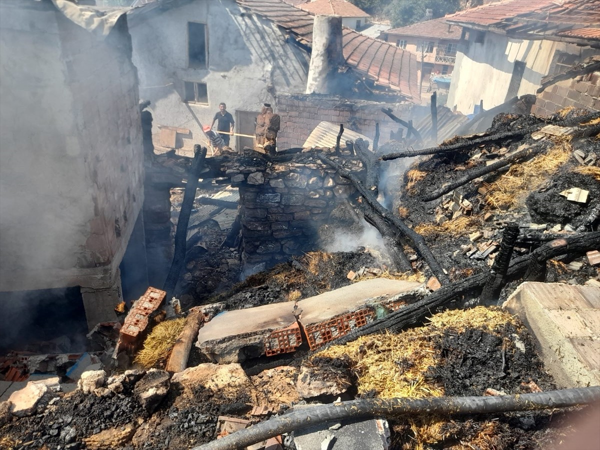 Tokat'ın Zile ilçesinde çıkan yangında ev ve samanlık kullanılamaz hale geldi.