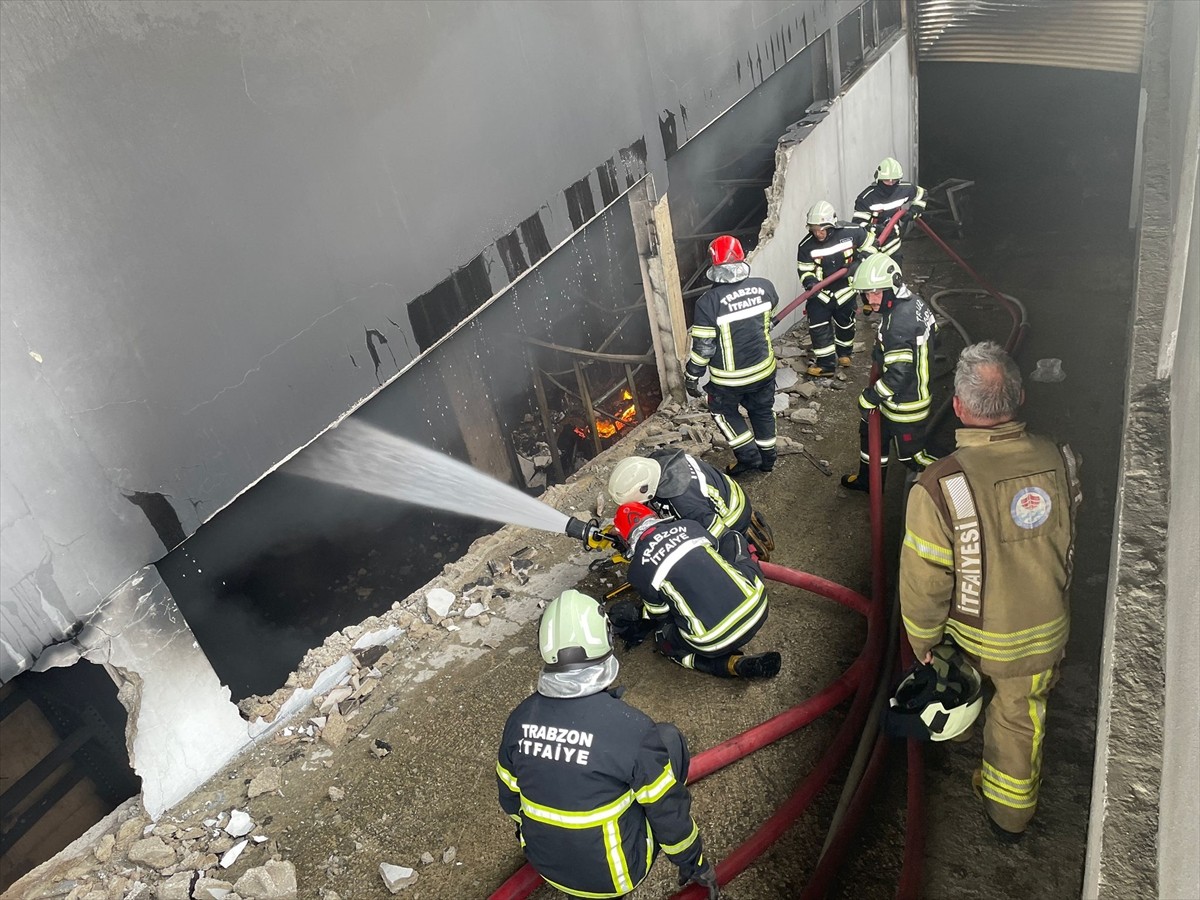 Trabzon'un Akçaabat ilçesinde hırdavat ve yapı malzemesi satışı yapılan bir alışveriş merkezinde...