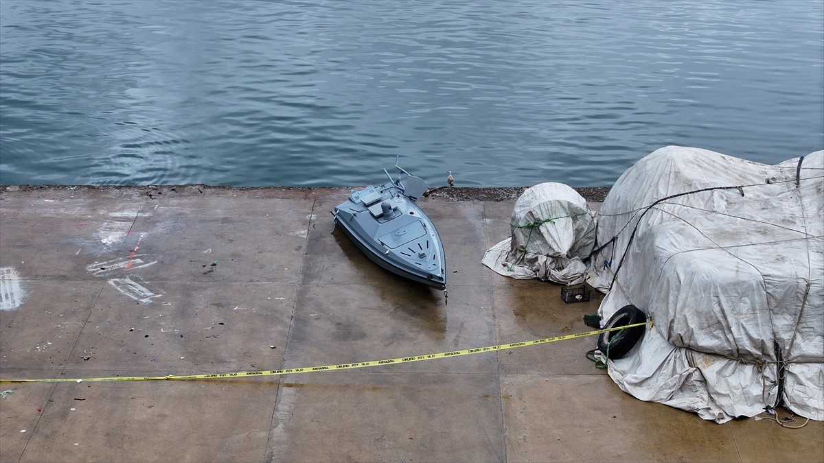 Trabzon'un Çarşıbaşı ilçesi Yoroz Limanı açıklarında balıkçılar tarafından insansız deniz aracı...