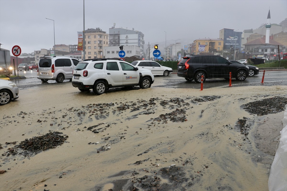 Trabzon'un Ortahisar ilçesinde etkili olan sağanak dolayısıyla yollarda su birikintilerdi oluştu...