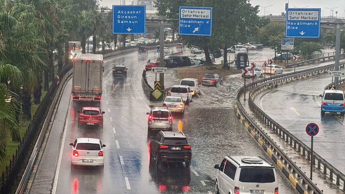 Trabzon'un Ortahisar ilçesinde sağanak hayatı olumsuz etkiledi. Yollarda su birikmesi nedeniyle...