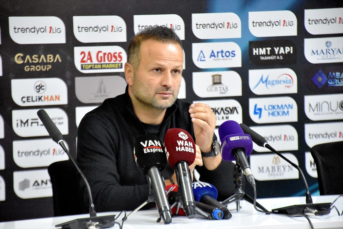 Trendyol 1. Lig'in 6. haftasında Vanspor'la 0-0 berabere kalan  Özbelsan Sivasspor'un Teknik...