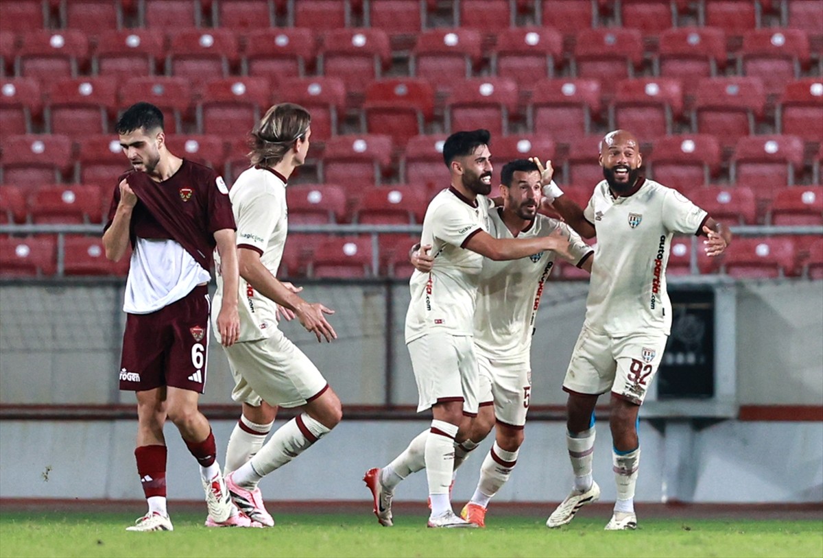 Trendyol 1. Lig'in 8. haftasındaki Atakaş Hatayspor ile Bandırmaspor, Mersin Stadyumu'nda...