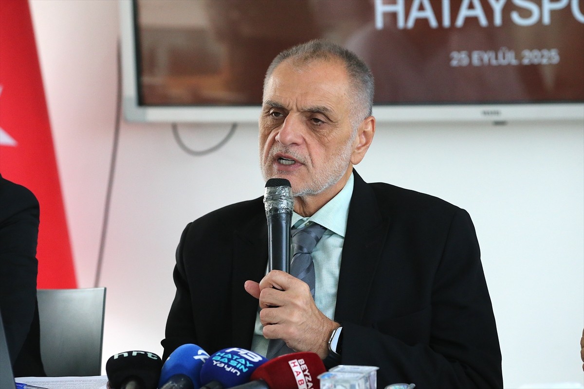 Trendyol 1. Lig ekiplerinden Atakaş Hatayspor'da kulüp başkanı Hikmet Çinçin, olağanüstü kongre...