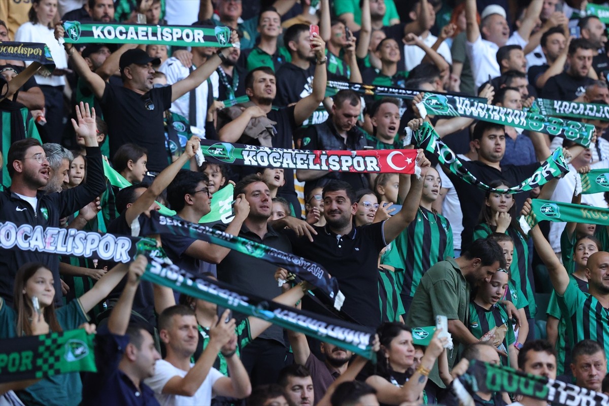 Trendyol Süper Lig'in 6. haftasında Kocaelispor ile Çaykur Rizespor A.Ş, Kocaeli Stadyumu'nda...