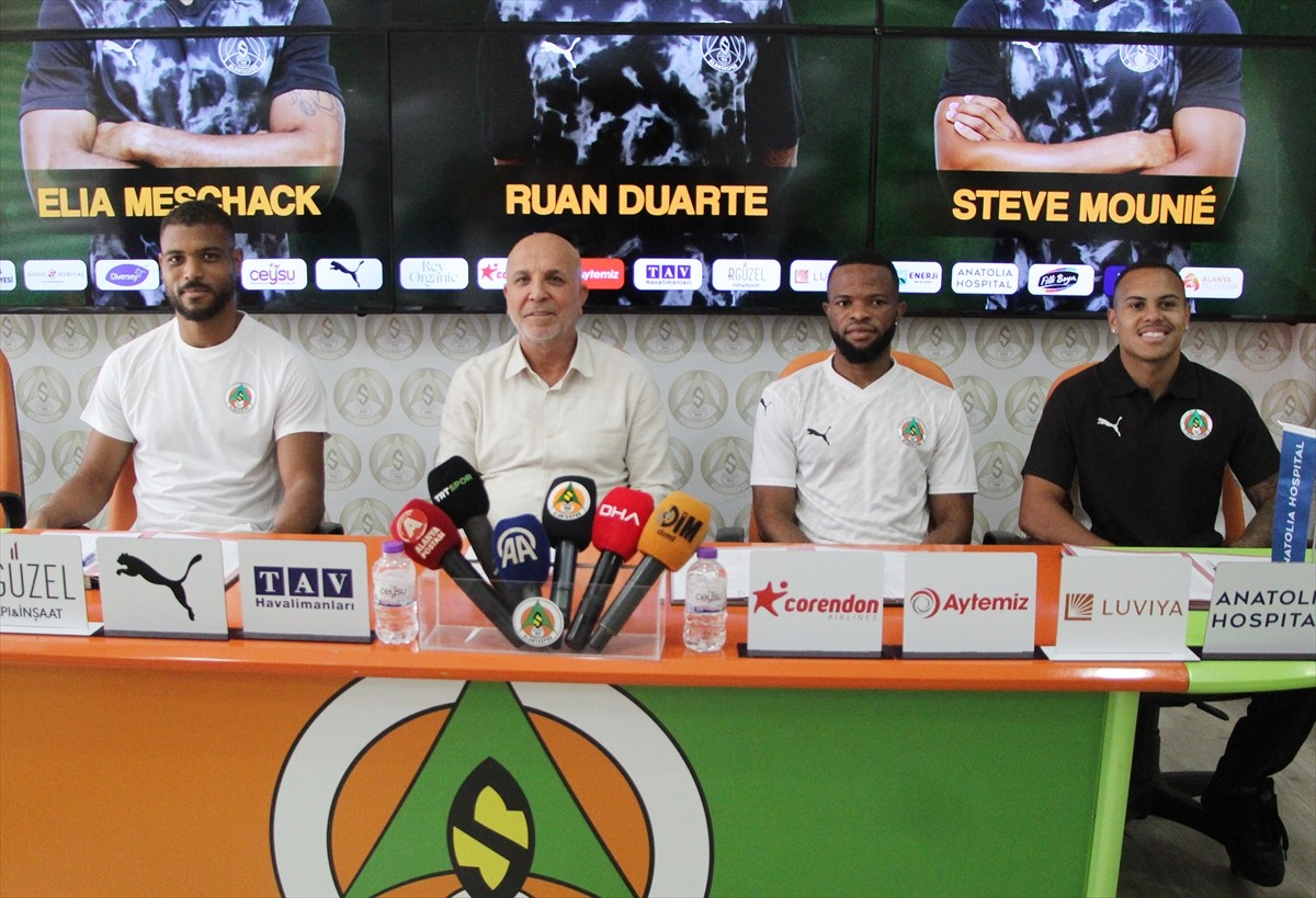 Trendyol Süper Lig ekibi Corendon Alanyaspor, transferin son gününde 3 oyuncuyu renklerine...