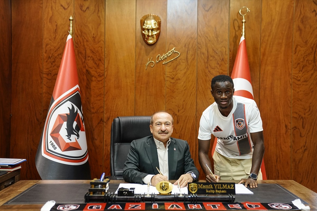 Trendyol Süper Lig ekiplerinden Gaziantep FK, orta saha oyuncusu Drissa Camara (sağda) ile anlaşma...