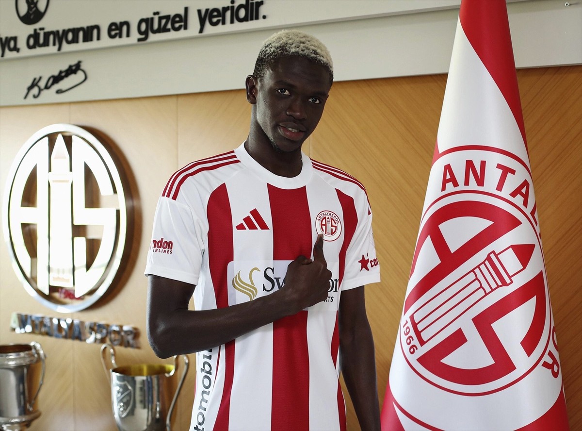 Trendyol Süper Lig ekiplerinden Hesap.com Antalyaspor, Senegalli oyuncu Bachir Gueye'yi transfer...